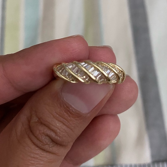 Twist baguette croissant ring with cubic zirconia stones - Picture 3 of 7